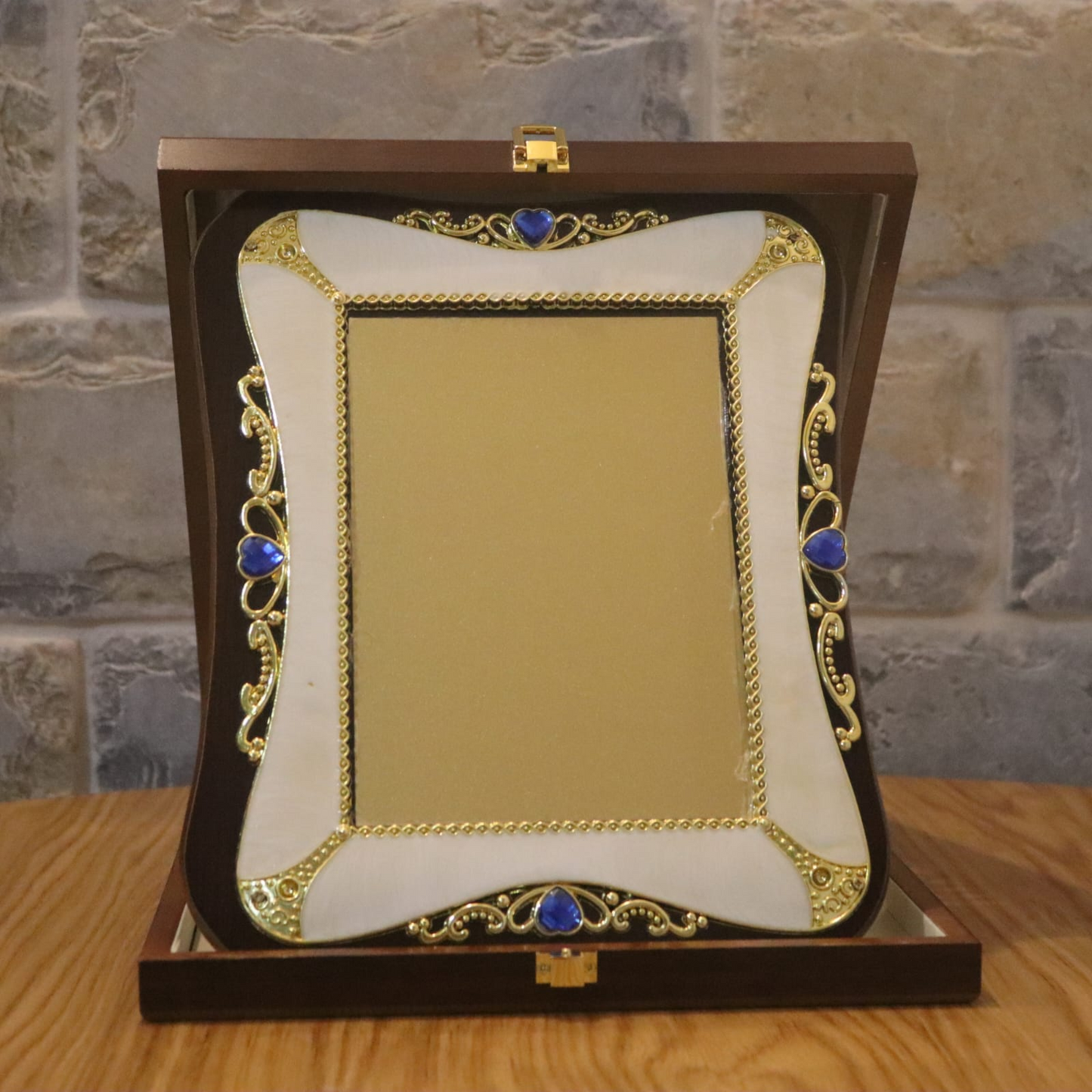 Indian Wooden Stand- מעמד עץ הודי- درع تقدير