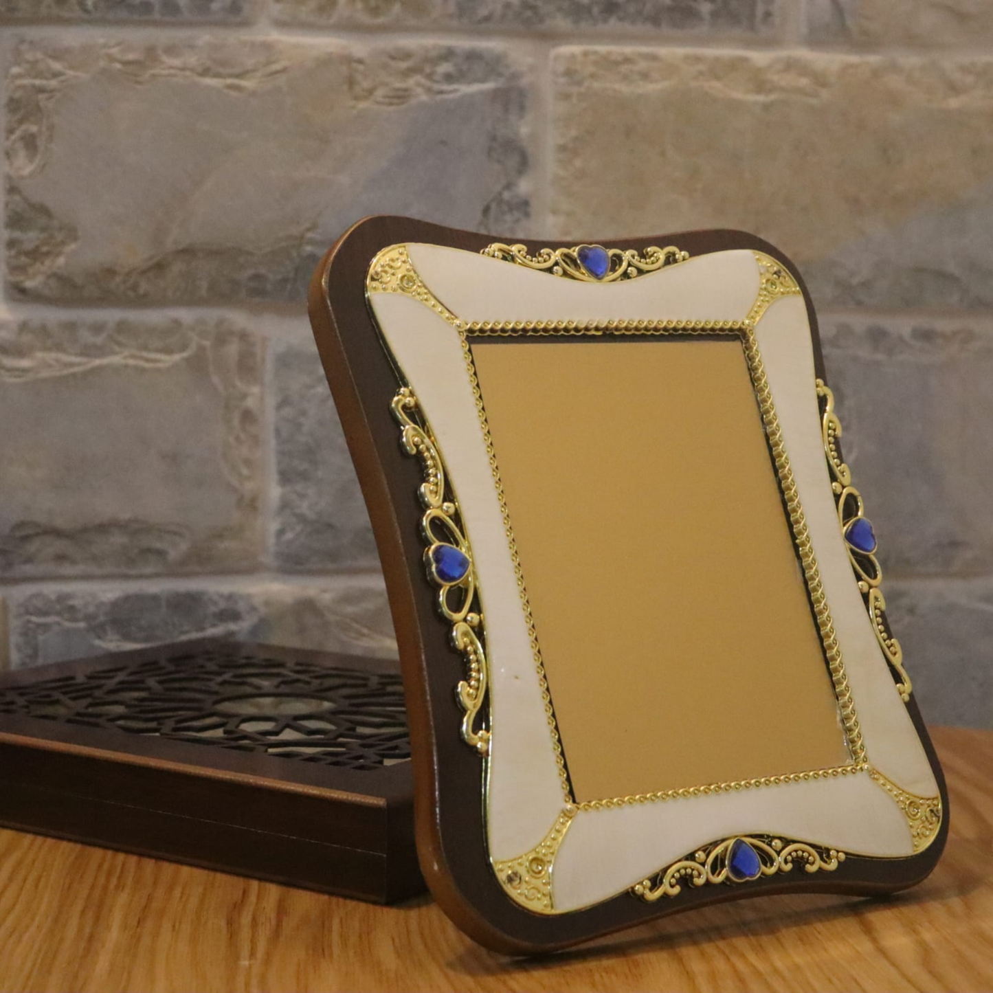Indian Wooden Stand- מעמד עץ הודי- درع تقدير