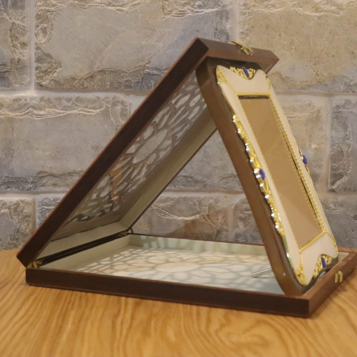 Indian Wooden Stand- מעמד עץ הודי- درع تقدير